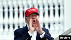 លោក​ប្រធានាធិបតី Donald Trump ស្រែក​ដាក់​អ្នក​គាំទ្រ​នៅ​ពេល​លោក​ទៅ​ដល់​ក្លឹប​វាយកូន​ហ្គោល Trump National Golf Club នៅ​ក្នុង​ក្រុង Bedminster រដ្ឋ New Jersey សហរដ្ឋ​អាមេរិក កាលពី​ថ្ងៃទី១៥ ខែកក្កដា ឆ្នាំ២០១៧។