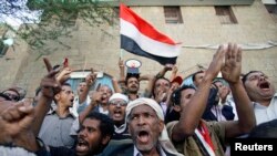 Pengunjuk rasa meneriakkan slogan anti kelompok Muslim Syiah Houthi di Taiz, Yaman (16/2/2015). 