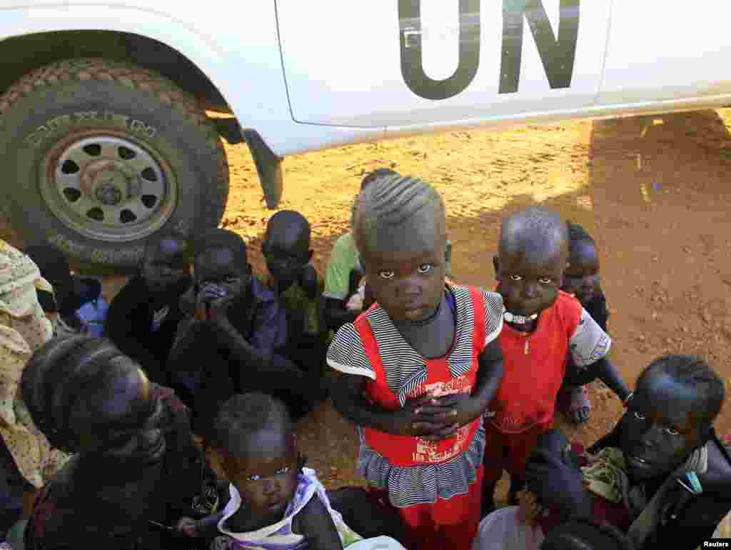 Crianças deslocadas de guerra acampanhas na base da ONU em Tomping, perto do Aeroporto Internacional de Juba. Dez. 24, 2013.