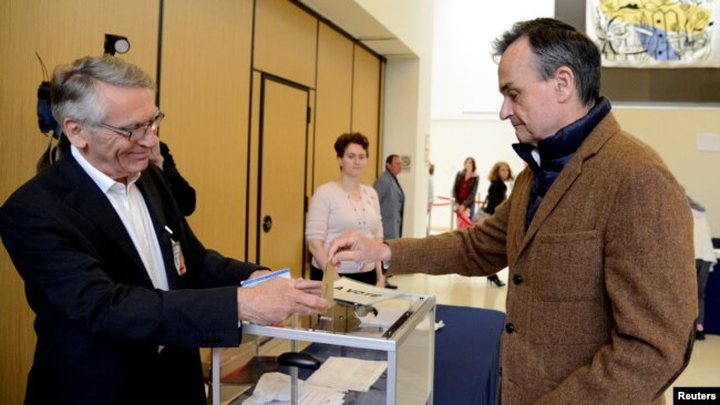 El embajador de Francia en Estados Unidos, Gerard Araud, se une a los ciudadanos franceses que viven en Estados Unidos en la votación presidencial francesa entre Emmanuel Macron y Marine Le Pen, en la embajada de Francia en Washington, el 6 de mayo de 2017.
