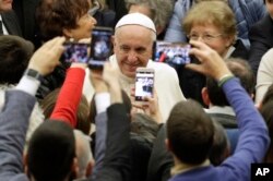 El papa Francisco saluda por Navidad a empleados de El Vaticano, el jueves 21 de diciembre de 2017.