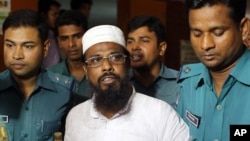 FILE - Mufti Abdul Hannan (c) leader of banned radical group Harkatul Jihad al Islami, stands at a court in Dhaka, Bangladesh, June 16, 2014. 