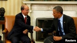 Presiden AS Barack Obama bersalaman dengan Presiden Myanmar Thein Sein di Gedung Putih, Washington. (Foto: Dok)
