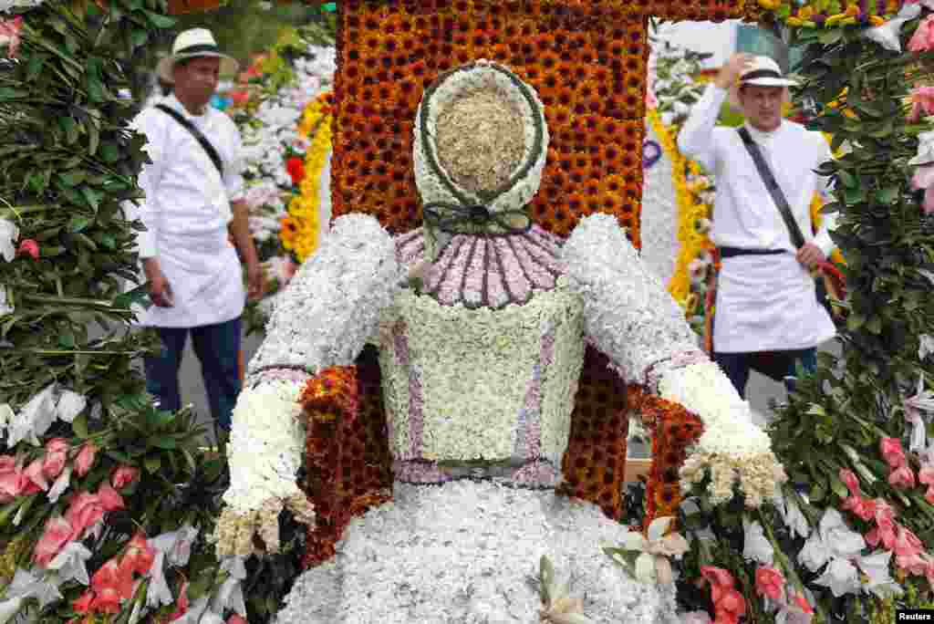 این عروس که به شکل مترسک تزئین شده در حاشیه رژه گل در مدلین کشور کلمبیا.