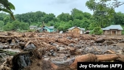 Puing-puing terlihat di kota Adonara di Flores Timur pada 4 April 2021, setelah banjir bandang dan tanah longsor melanda kawasan timur Indonesia dan negara tetangga Timor Leste. (Foto: AFP/Joy Christian)