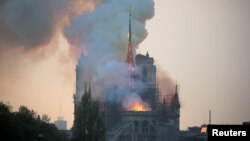 Catedral de Notre-Dame em Paris a arder