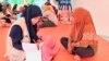 Kegiatan Outreach oleh Tenda Ramah Perempuan untuk mendata kebutuhan dan permasalahan yang dialami oleh perempuan di lokasi pengungsian Pantoloan Ova, Kecamatan Palu Utara, Sulawesi Tengah. (Foto : Libu Perempuan Sulawesi Tengah)