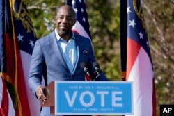 អាចារ្យ Raphael Warnock បេក្ខជនខាងគណបក្សប្រជាធិបតេយ្យសម្រាប់តំណែងព្រឹទ្ធសភាប្រចាំរដ្ឋ Georgia ថ្លែងនៅក្នុងយុទ្ធនាការរកសំឡេងគាំទ្រ នៅទីក្រុង Columbus រដ្ឋ Georgia កាលពីថ្ងៃទី២១ ខែធ្នូ ឆ្នាំ២០២០។