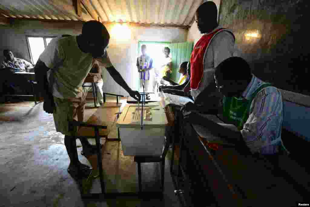 Eleitor vota numa assembleia de voto perto da Gorongosa , centro de Moçambique (20 Novembro 2013)