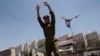 Binh sĩ Yemen tách rời 2 nhóm biểu tình ủng hộ, chống chính phủ