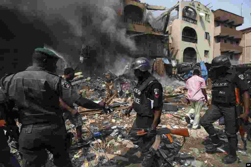 Nigerian police at the scene of a warehouse and residential home fire on Lagos Island in Lagos, Nigeria, December 26, 2012.