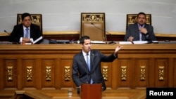 Decreto presentado por el presidente encargado Juan Guaidó ordena la suspensión del suministro de crudo a Cuba. 