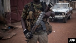 Un homme armé fait une garde dans le quartier de PK5, à Bangui, RCA, le 15 novembre 2017.