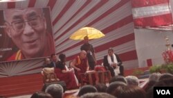 達賴喇嘛2014年11月21日在新德里對100名印度學校校長講話。