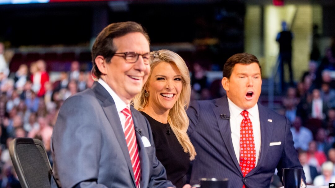 Megyn Kelly diapit dua moderator lainnya dari Fox News dalam debat pertama bagi 10 bakal calon Partai Republik, di Cleveland, Ohio (6/8).