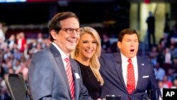 Megyn Kelly diapit dua moderator lainnya dari Fox News dalam debat pertama bagi 10 bakal calon Partai Republik, di Cleveland, Ohio (6/8).