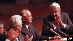 Boris Yeltsin, à direita, aplaudindo Mikhail Gorbachev, durante uma sessão parlamentar depois da tentativa de golpe de Estado, em Agosto de1991