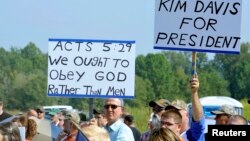 Para pendukung Kim Davis berdemonstrasi di Grayson, Kentucky (5/9). (Reuters/Chris Tilley)