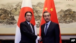 2016年4月30日中國外長王毅在北京釣魚台會見了日本外相岸田文雄（左）。