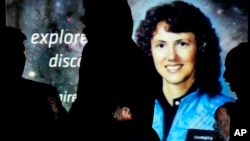 تصویر «کریستا مک اولیف» در رویدادی به مناسبت بیست و پنجمین سالگرد پرتاب ناموفق فضاپیمای «چلنجر» در شهر کانکورد ایالت نیوهمشایر 