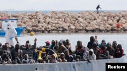 Image d'archives - Des immigrants clandestins sauvés d'un naufrage lors d'une tentative de traverser la Méditerranée, arrivent par bateau dans le port sicilien de Pozzallo, Italie, Feb.15, 2015.