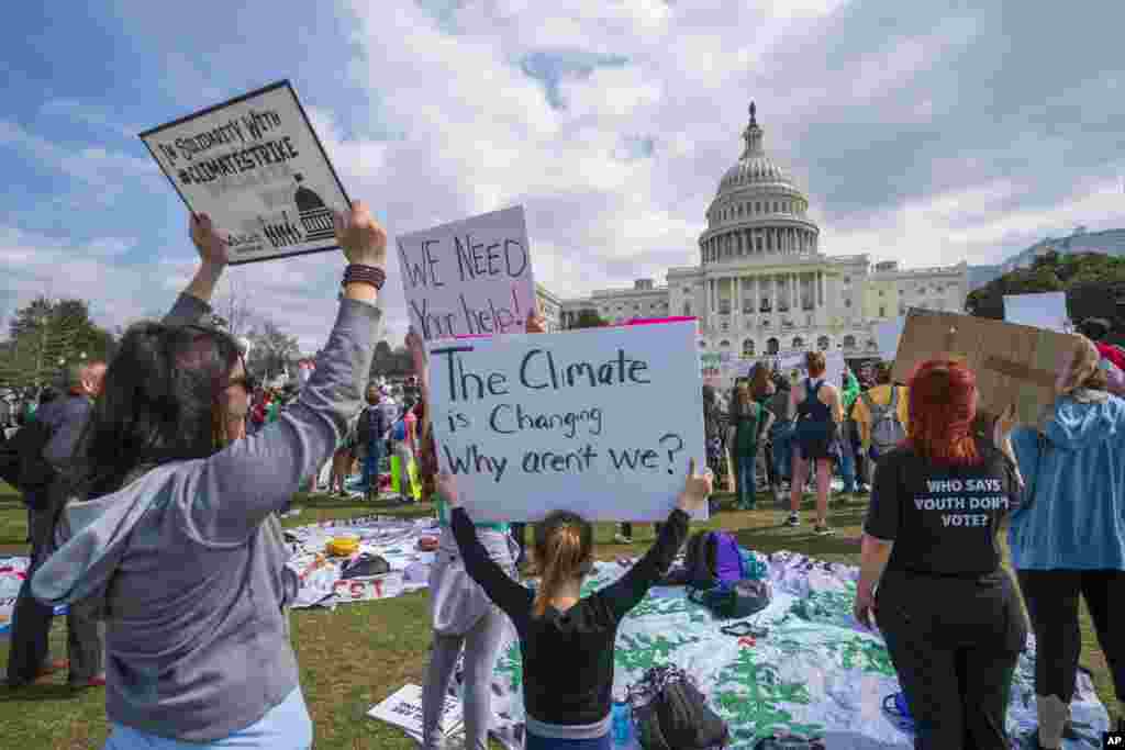 همزمان با دیگر شهرهای بزرگ دنیا، گروه هایی از دانش آموزان در پایتخت آمریکا به آنچه بی توجهی به &laquo;تغییرات آب و هوایی&raquo; نامیدند، اعتراض کردند.&nbsp;