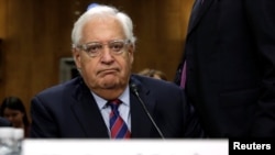 Avoka David Friedman pandan li tap reponn kesyon Komite Afè Etranjè Sena Ameriken an avan pou li kapab vini anbasadè Etazini nan peyi Izrayèl. Capitol Hill, Washington, 16 fevriye, 2017. (Foto: REUTERS/Yuri Gripas ) 