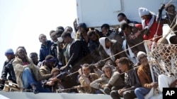 Para migran menunggu untuk turun dari kapal Angkatan Laut Italia "Chimera" di pelabuhan Salerno, Italia (Foto: dok).