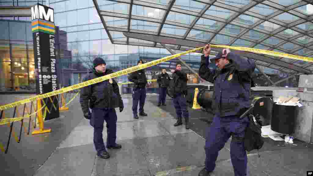 Des agents de la Police Metro Transit sécurisent l&#39;entrée de la station L&#39;Enfant Plaza à Washington, lundi 12 janvier 2015, à la suite d&#39;une évacuation.