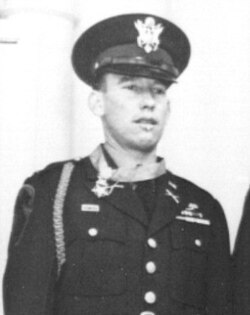 한국전쟁에 참전해 최고 무공훈장인 명예훈장 '메달 오브 아너(Medal of Honor)'를 수훈한 제임스 L. 스톤 대령.
