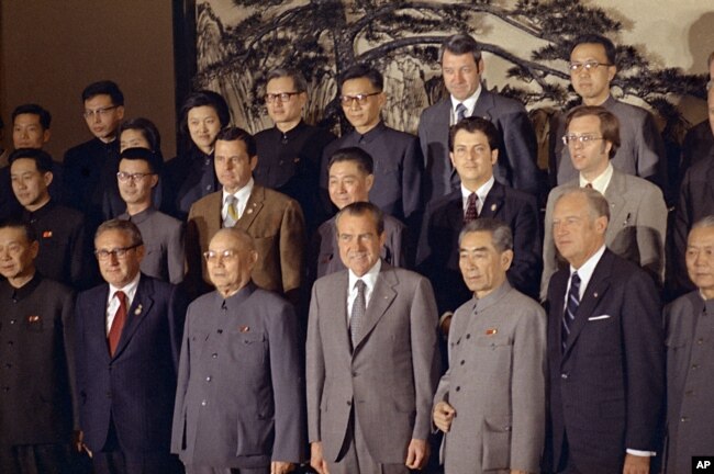 1972年2月28日，美国代表团和中方人员合影。前排中间五人左起：基辛格、叶剑英、尼克松、周恩来、罗杰斯。美国国务卿罗杰斯后面是洛德，洛德后来成为美国驻华大使。