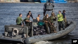 Lực lượng tuần duyên Ai Cập mang thi thể từ một chiếc thuyền bị lật ngoài khơi bờ biển Địa Trung Hải vào bờ, 22/9/2016.