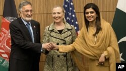Afghan Foreign Minister Zalmai Rassoul, left, US Secretary of State Hillary Clinton and Pakistani Foreign Minister Hina Rabbani Khar shake hands before a Core Group Ministerial Meeting in Tokyo, Japan, July 8, 2012.