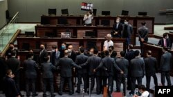 香港立法會在三讀《國歌法》辯論過程中泛民議員與保安發生對峙。（2020年6月4日）
