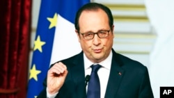 President Francois Hollande delivers a statement following a defense meeting at the Elysee Palace in Paris, April 29, 2015. 