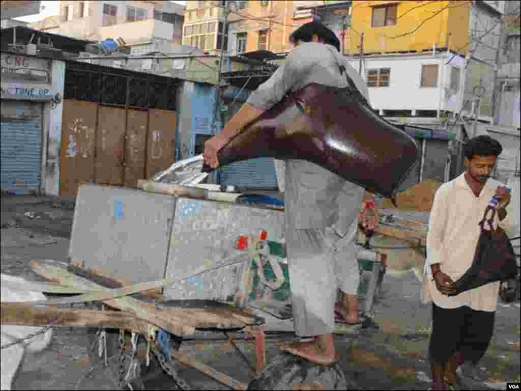  دن کے آغاز پر پانی بھرنےوالے افراد گلیوں اور محلوں میں لگے برموں سے پانی بھرنے جمع ہوجاتے ہیں