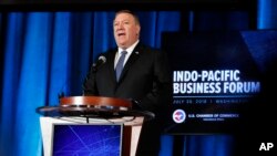 លោក Mike Pompeo រដ្ឋមន្ត្រីការបរទេសស​ហរដ្ឋអាមេរិក ថ្លែងទៅកាន់វេទិកាពាណិជ្ជកម្មឥណ្ឌូប៉ាស៊ីហ្វិក (Indo-Pacific Business Forum) នៅសភាពាណិជ្ជកម្មសហរដ្ឋអាមេរិកនៅថ្ងៃច័ន្ទ​ ទី៣០ ខែកក្កដា ឆ្នាំ២០១៨ ក្នុងរដ្ឋធានីវ៉ាស៊ីនតោន។ (រូបថត៖ AP / Jacquelyn ម៉ាទីន)