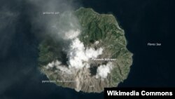 Gunung berapi Rokatenda (juga dikenal sebagai gunung Paluweh) saat meletus tanggal 12 Februari 2013 yang lalu (Foto: Satelit OE-1/wikipedia). 