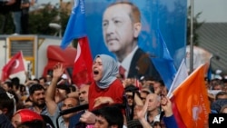 레제프 타이이프 에르도안 터키 대통령이 22일 이스탄불에서 선거 집회에서 연설을 하는 가운데 에르도안 대통령 지지자들이 환호하고 있다. 