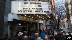 Orang-orang berkerumun di bioskop Cinema Village di New York untuk menonton "The Interview", 25/12/2014.