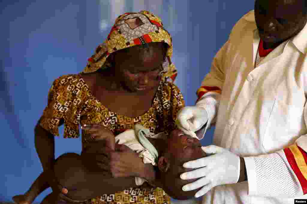 Seorang anak yang diselamatkan dari Boko Haram di hutan Sambisa diperiksa di klinik kamp pengungsi di Yola (3/5). ​(Reuters/Afolabi Sotunde)