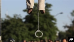 Wani mutum da aka yankewa hukumcin rataya a birnin Qazvin, Iran, 26 ga Mayu, 2011.