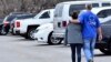 پدری دختر خودش را بعد از تیراندازی در دبیرستان شهر مارشال برای رفتن به خانه همراهی می کند. 