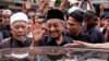 马来西亚总理马哈蒂尔（中）星期五离开吉隆坡国家清真寺时向民众招手致意。（2018年5月11日）