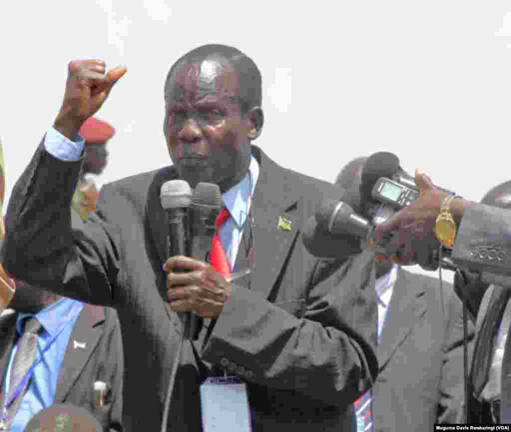 O Vice-Presidente James Wani Igga discursa para os manifestantes num protesto pacífico em Juba. Março 10, 2014. 