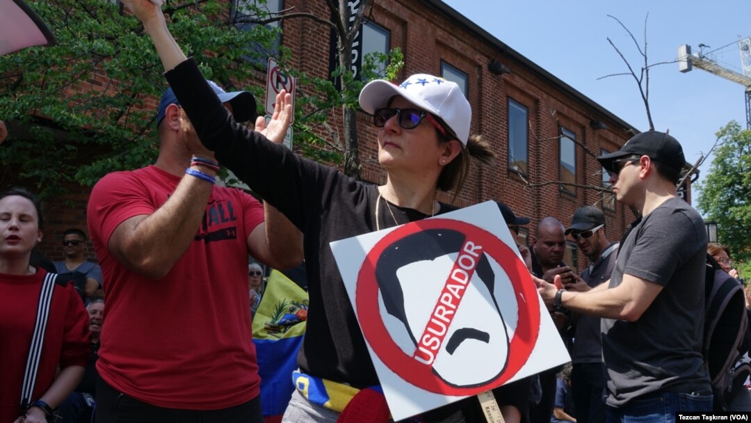 Para pendukung pemimpin oposisi Guaido melakukan protes di depan Kedutaan Venezuela di Washington, DC.