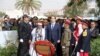 Le Premier ministre tunisien Youssef Chahed dépose une couronne de fleurs en mémoire des victimes des attaques de Ben Guerdane près de la frontière avec la Libye, Tunisie, 7 mars 2018.