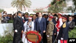 Le Premier ministre tunisien Youssef Chahed dépose une couronne de fleurs en mémoire des victimes des attaques d’il y a un an à Ben Guerdane près de la frontière avec la Libye, Tunisie, 7 mars 2018.