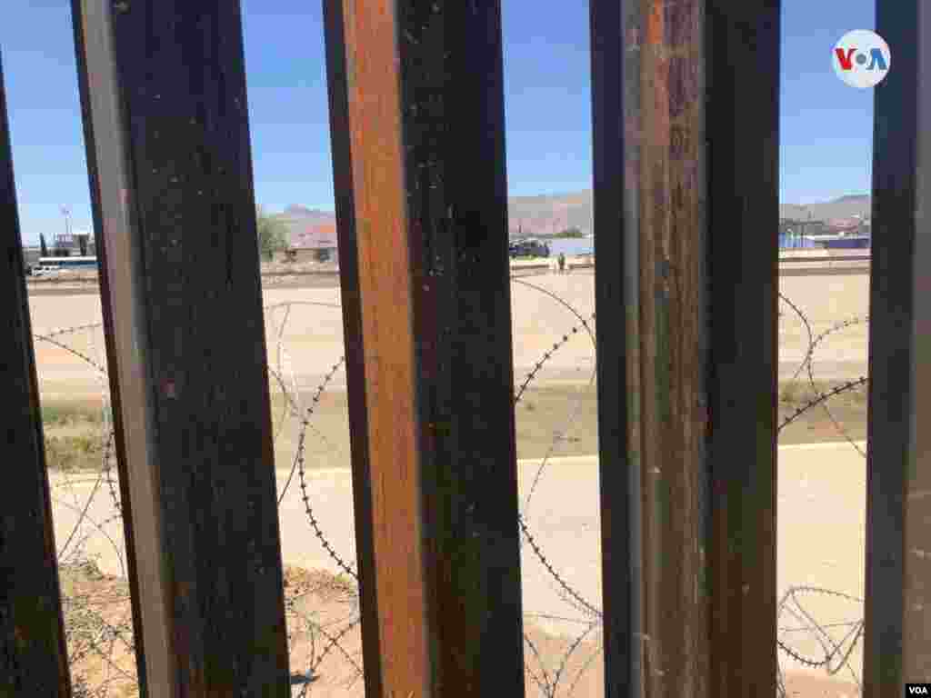 Esta semana, el presidente Donald Trump nuevamente criticó a través de su cuenta oficial de Twitter, las leyes de inmigración de México. Photo: Celia Mendoza - VOA.