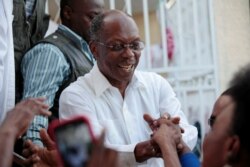 L'ancien président haïtien Jean-Bertrand Aristide salue ses partisans lors d'un rassemblement du parti Fanmi Lavalas au Village de la Renaissance, dans la banlieue de Port-au-Prince, en Haïti, le 6 novembre 2016.